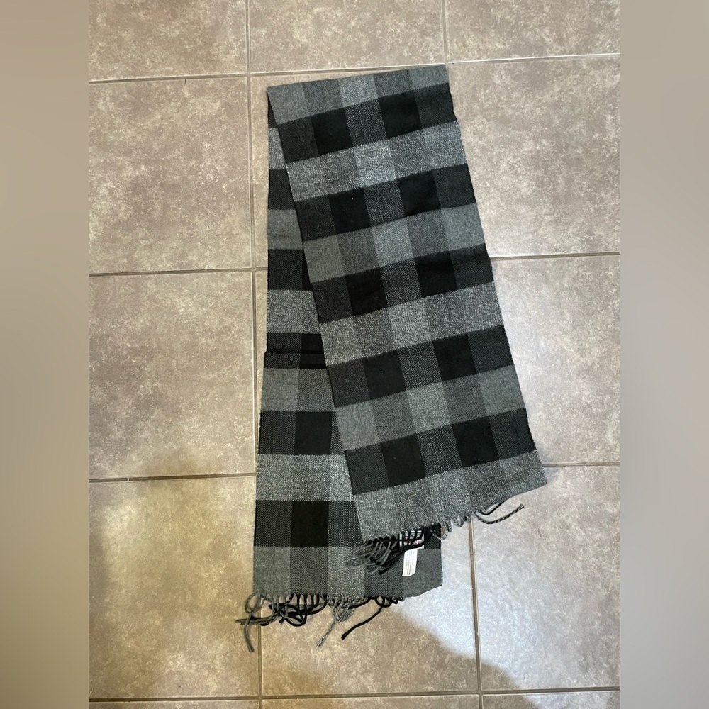 TNA Authentic Plaid Scarf – Grey/Black Check
